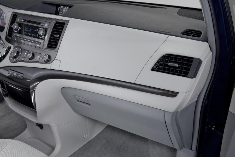  Toyota Sienna LE 2010 года  (фото 20 из 52)